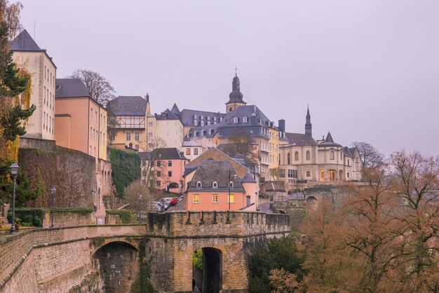 Horizonte de la ciudad vieja de la ciudad de Luxemburgo desde la vista superior en Luxemburgo