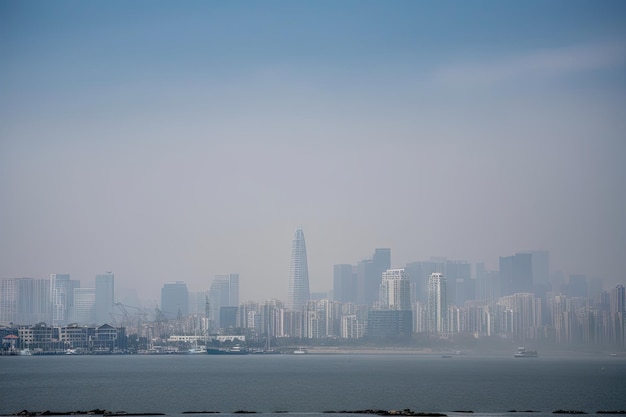 Horizonte de la ciudad visible sobre neblina de smog con problemas visibles de calidad del aire