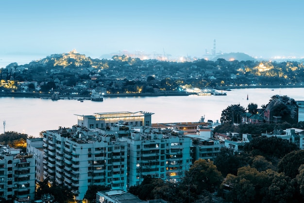 Horizonte de la ciudad de Xiamen, China desde la isla Gulangyu.