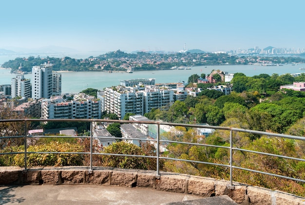 Horizonte de la ciudad de Xiamen, China desde la isla Gulangyu.