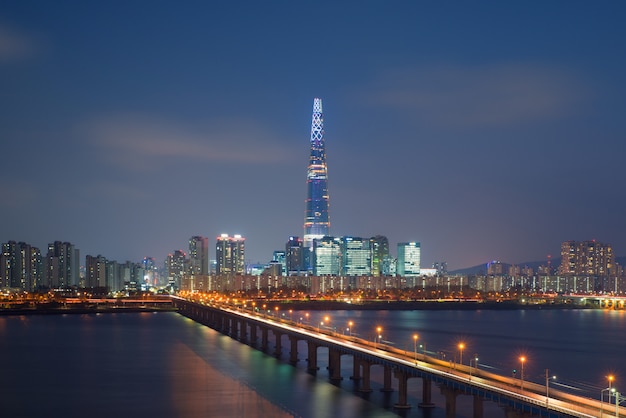 Horizonte de Corea del Sur de Seúl, la mejor vista de Corea del Sur con el centro comercial Lotte World en Jamsil.