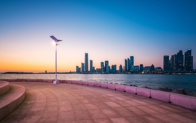 Horizonte de la costa y el paisaje arquitectónico urbano de qingdao