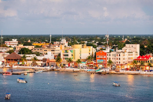 Horizonte da cidade costeira de Cozumel México