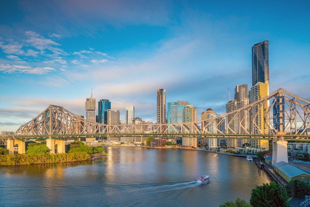 Horizonte da cidade de Brisbane e rio de Brisbane na Austrália