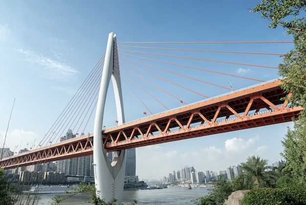 Horizonte da cidade de Chongqing, pontes modernas e arranha-céus.