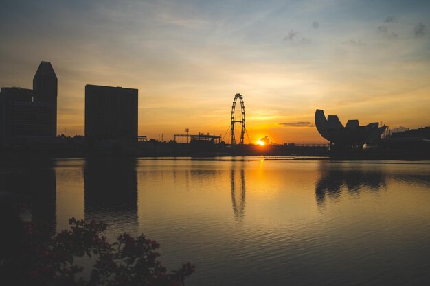 Horizonte da cidade de Cingapura com arquitetura moderna de arranha-céus construindo para o conceito de negócios financeiros e viagens na paisagem urbana da Ásia marco urbano marina bay no céu noturno distrito crepúsculo