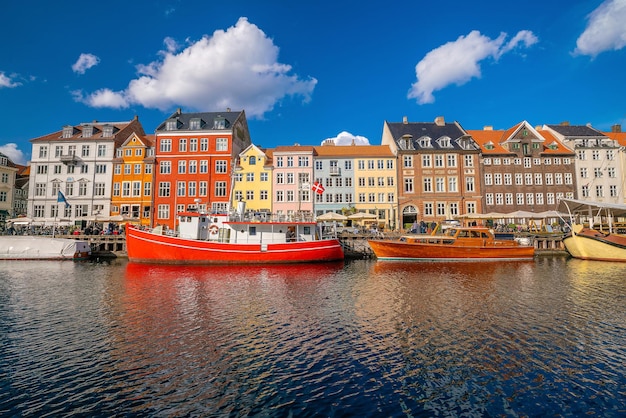 Horizonte da cidade de Copenhague, na Dinamarca, no famoso porto antigo de Nyhavn