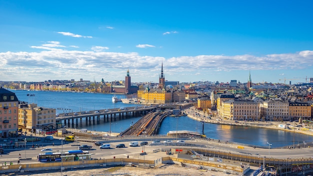 Horizonte da cidade de Estocolmo com vista de Gamla Stan em Estocolmo, Suécia