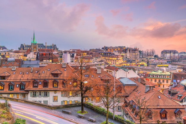 Horizonte da cidade de Lausanne no centro da Suíça ao pôr do sol