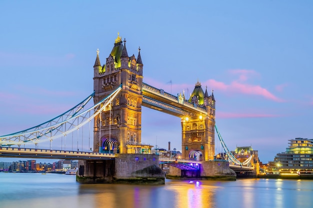 Horizonte da cidade de Londres com a paisagem urbana de Tower Bridge no Reino Unido