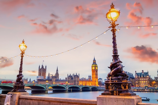 Foto horizonte da cidade de londres com o big ben e as casas do parlamento, paisagem urbana no reino unido, inglaterra