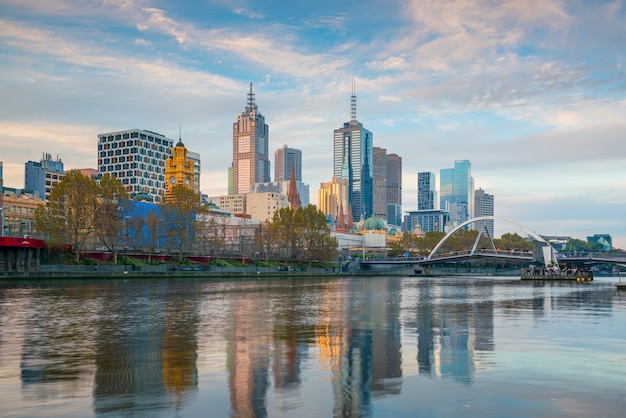 Horizonte da cidade de Melbourne na Austrália com céu azul