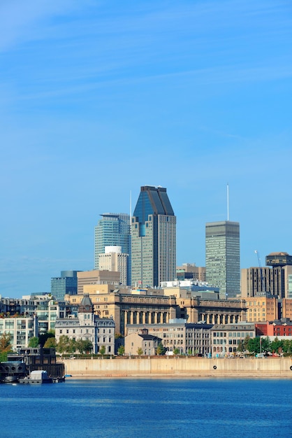 Horizonte da cidade de montreal sobre o rio