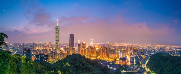 Horizonte da cidade de Taipei ao entardecer em Taiwan