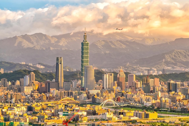 Horizonte da cidade de Taipei ao entardecer em Taiwan