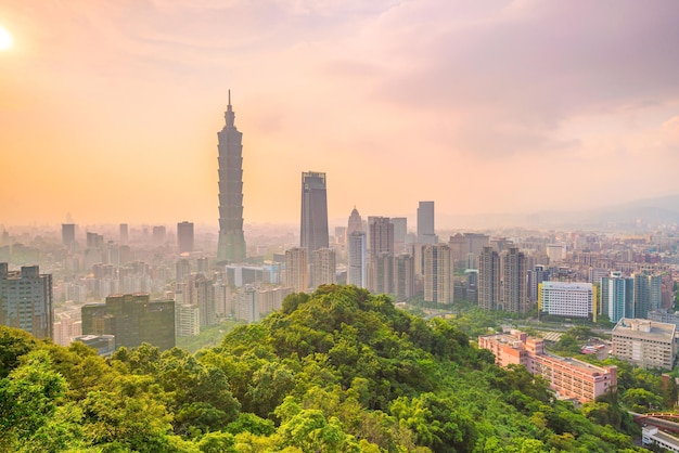 Horizonte da cidade de Taipei ao entardecer em Taiwan