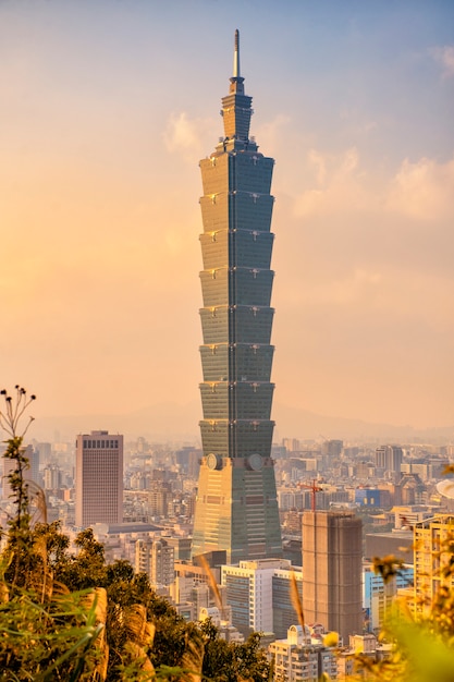 Horizonte da cidade de taipei com 101 torre ao pôr do sol