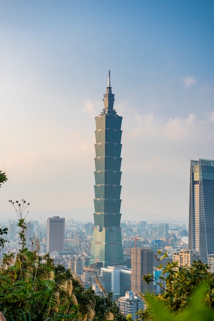 Horizonte da cidade de taipei com 101 torre ao pôr do sol