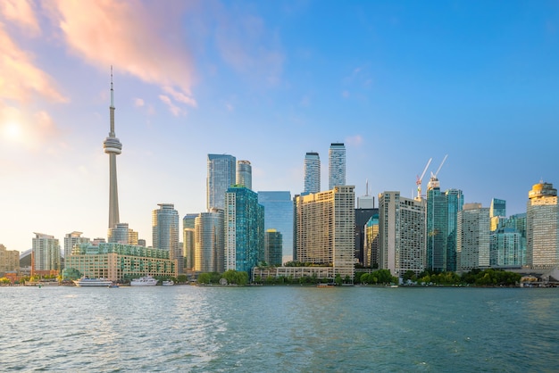 Horizonte da cidade de toronto ao pôr do sol em ontário, canadá