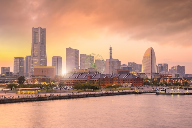 Horizonte da cidade de Yokohama ao pôr do sol no Japão