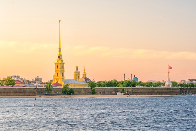 Horizonte da cidade velha de São Petersburgo ao pôr do sol na Rússia