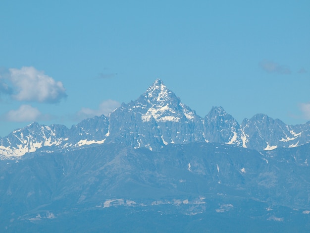 Horizonte da montanha Monviso