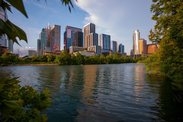 Horizonte de Austin sobre o rio Colorado, Texas