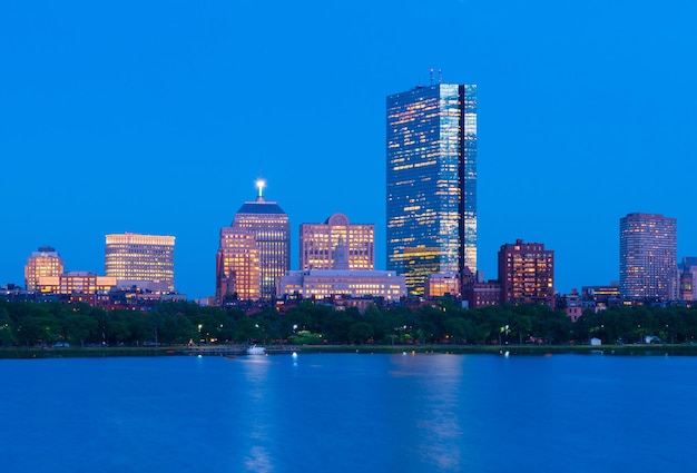 Horizonte de Boston ao entardecer. Prédios de escritórios em Back Bay. Panorama urbano à noite. Massachusetts, EUA