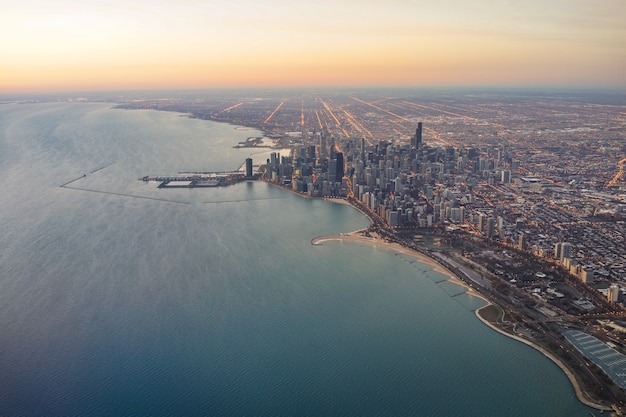 Foto horizonte de chicago ao nascer do sol com vista aérea do lago michigan