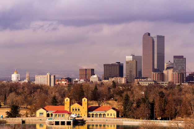 Horizonte de Denver durante o dia no inverno.