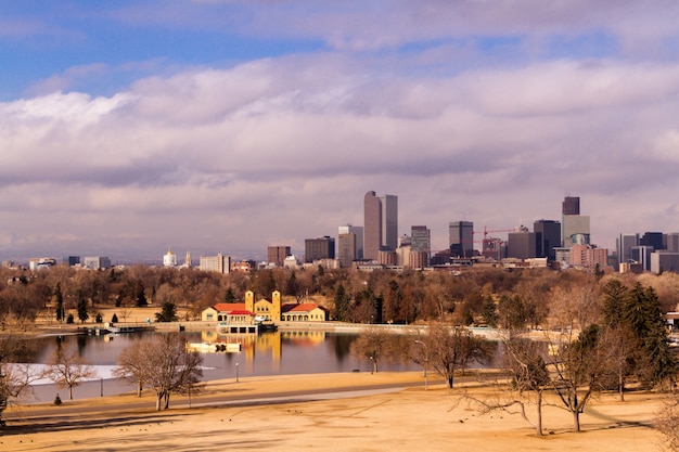 Horizonte de Denver durante o dia no inverno.