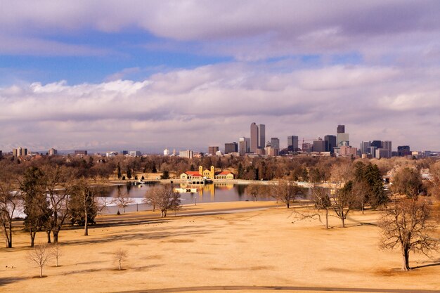 Horizonte de Denver durante o dia no inverno.