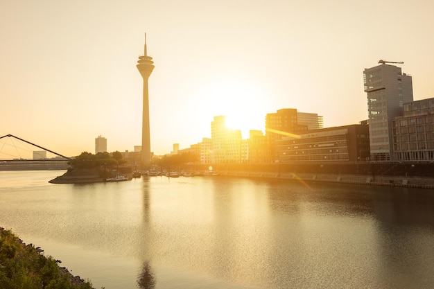 Horizonte de Dusseldorf ao nascer do sol