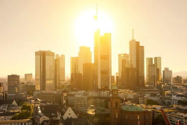 Horizonte de Frankfurt durante a hora azul do pôr do sol