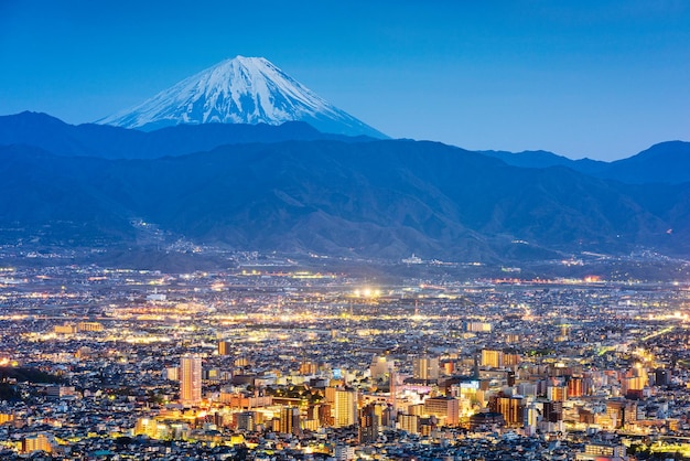 Horizonte de Kofu Japão com o Monte Fuji