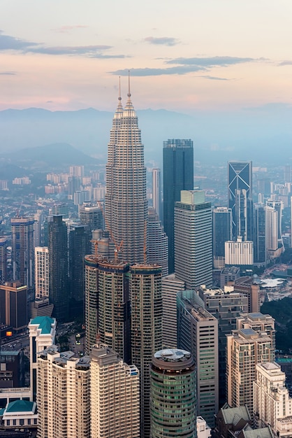 Horizonte de Kuala Lumpur ao pôr do sol