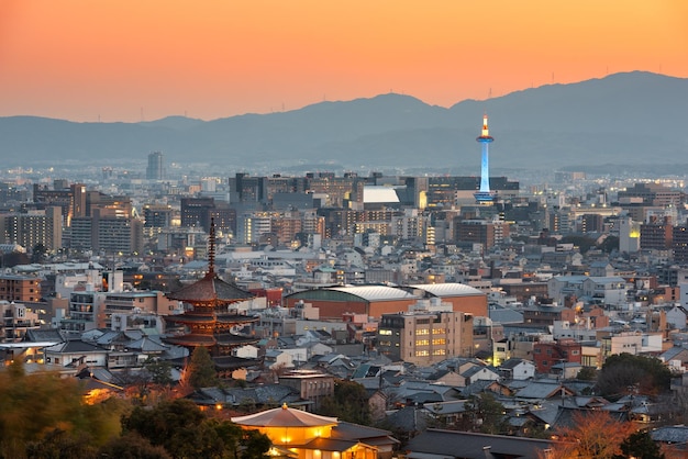 Horizonte de Kyoto Japão ao entardecer