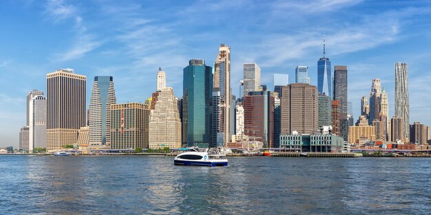 Horizonte de Manhattan, em Nova York, com o arranha-céu do World Trade Center e o panorama da balsa viajando nos Estados Unidos