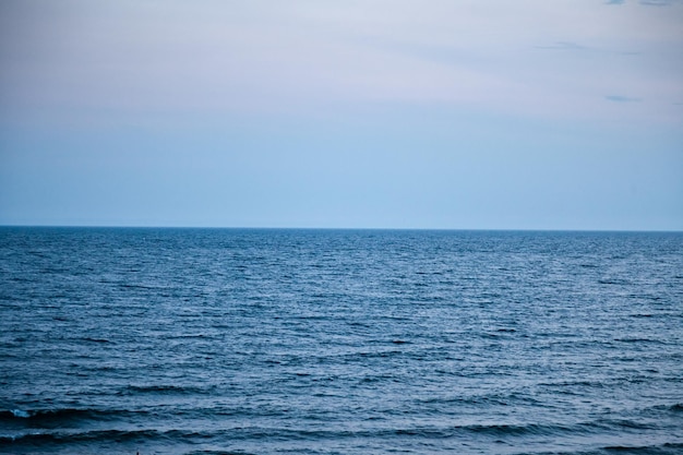 Horizonte de mar e céu