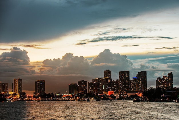 Horizonte de Miami à noite imagem panorâmica Miami noite no centro da cidade Flórida