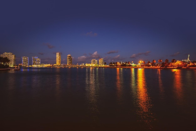 Horizonte de Miami EUA no centro da cidade da Flórida à noite