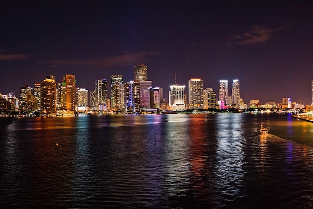 Horizonte de Miami, Flórida, EUA, na Baía de Biscayne. vista brilhante do centro de Miami.