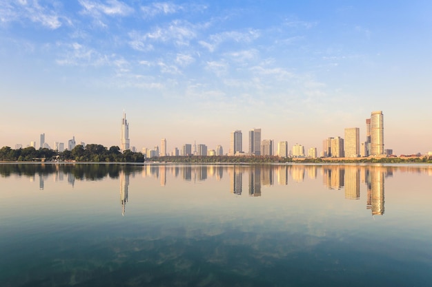 Horizonte de Nanjing com o lago no início da manhãxAxA