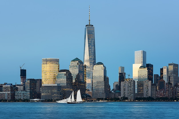 Foto horizonte de nova york com arranha-céus urbanos ao pôr do sol, eua.