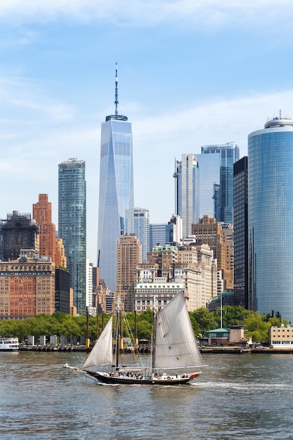 Horizonte de Nova York em Manhattan com arranha-céu do World Trade Center e formato de retrato de navio à vela viajando nos Estados Unidos