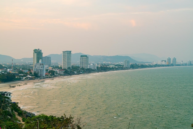 Horizonte de paisagem urbana de Hua Hin na Tailândia na hora do pôr do sol