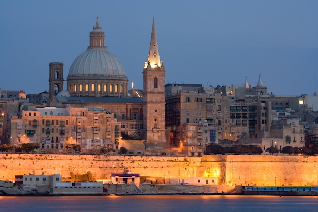 Horizonte de Valletta à noite em Malta