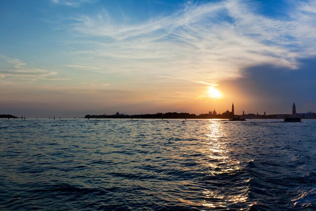 Horizonte de veneza itália após o pôr do sol