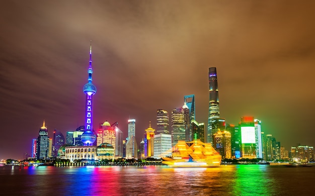 Horizonte de Xangai acima do rio Huangpu à noite, China