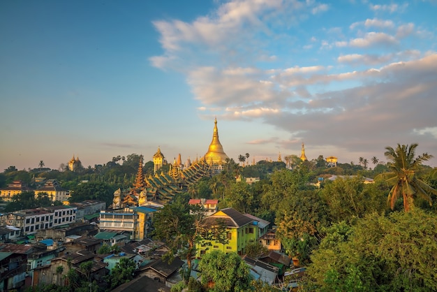 Horizonte de Yangon com o Pagode Shwedagon em Mianmar com um lindo céu azul